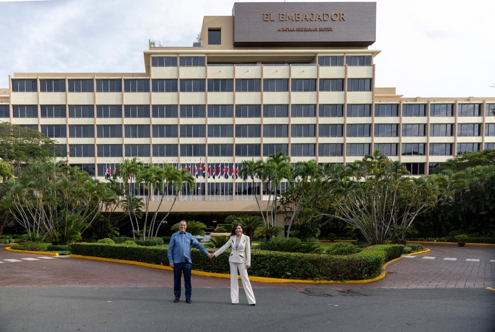 Theresa y Juanma frente al Hotel El Embajador